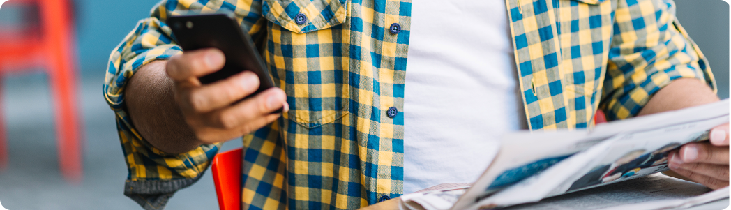 travailleur avec mobile dans les mains