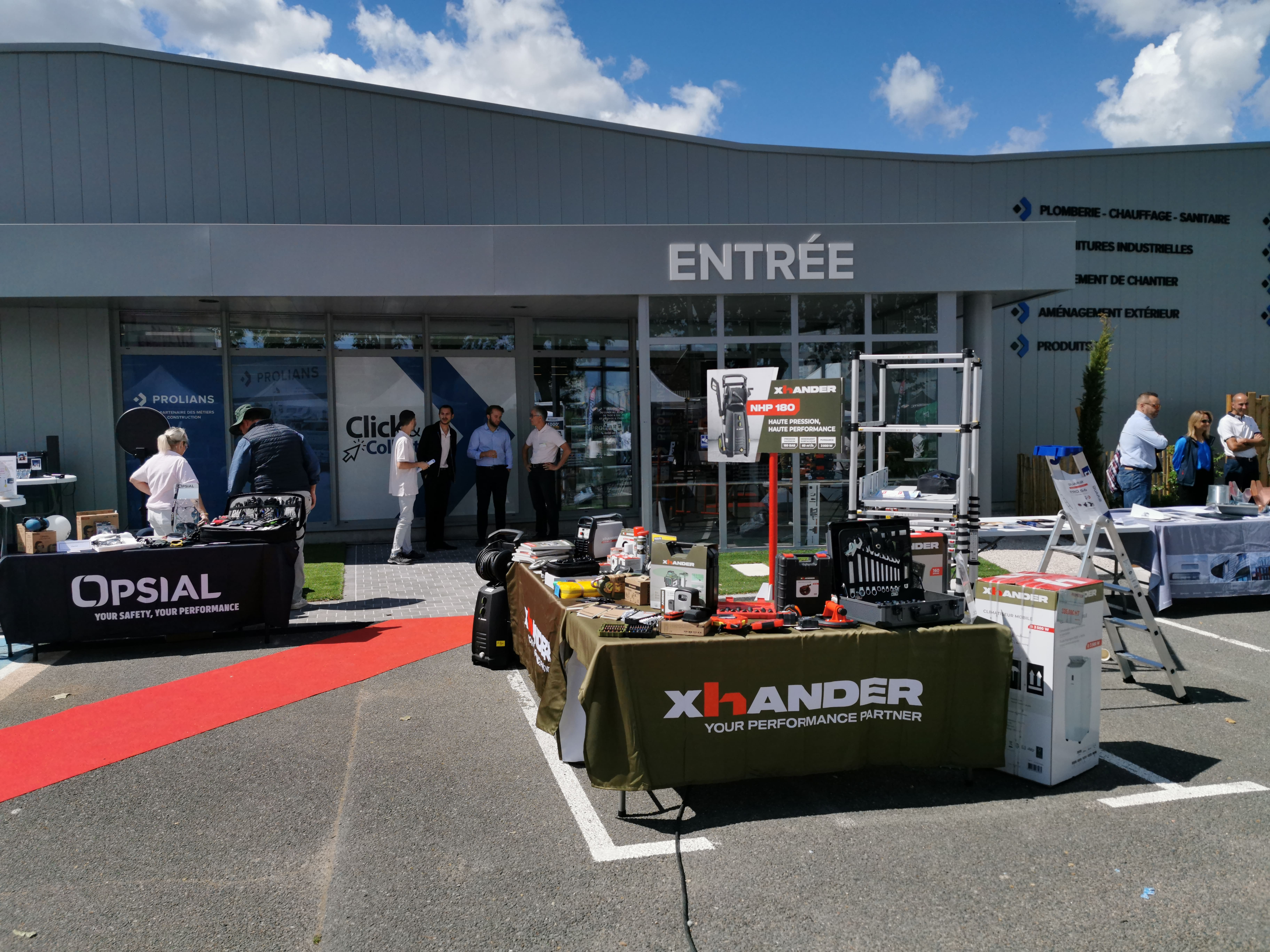 Stands fournisseurs lors de l'inauguration du magasin PROLIANS Mâcon