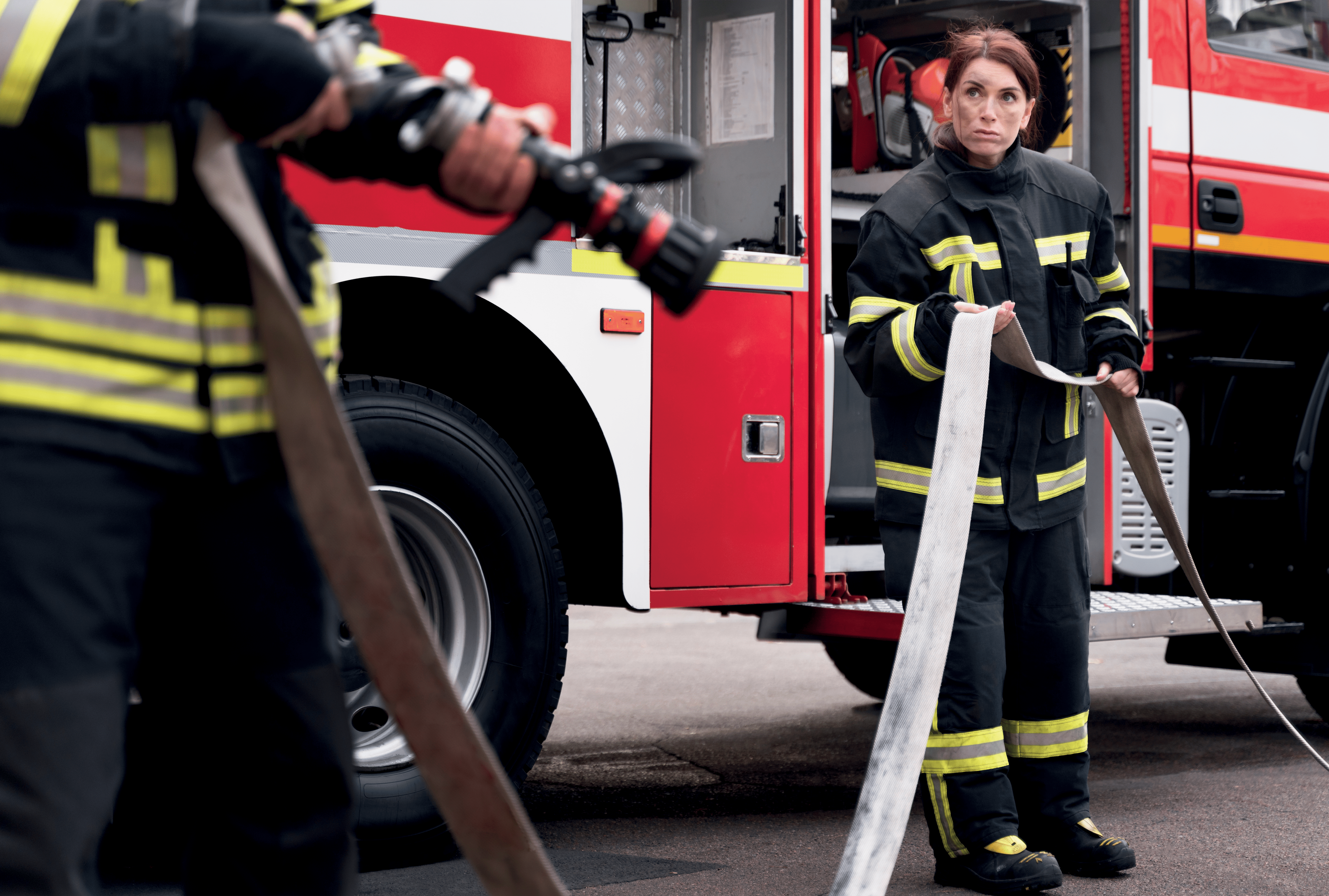 Pompiers avec une lance