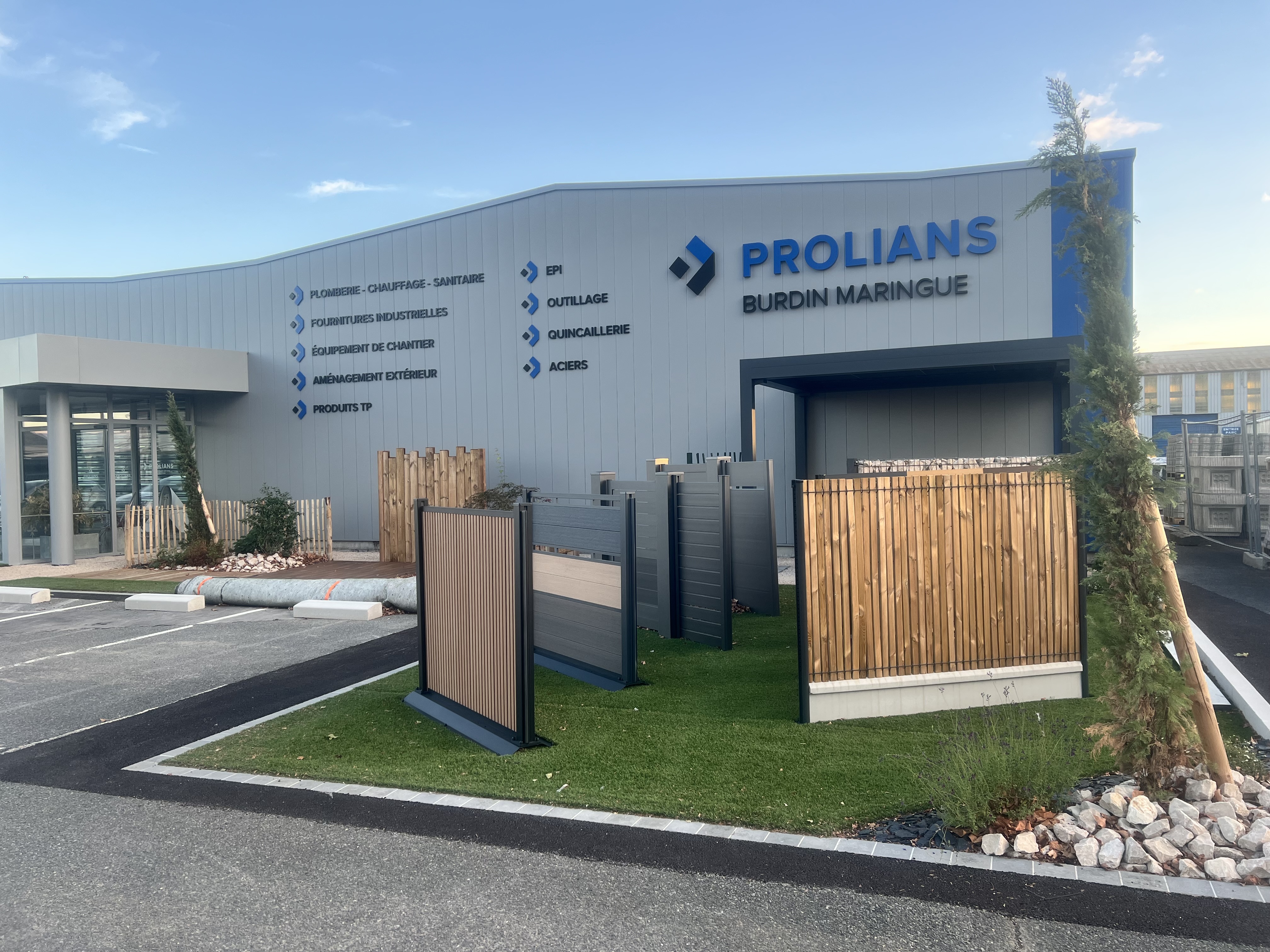 Showroom Aménagement extérieur du magasin PROLIANS BURDIN MARINGUE de Mâcon